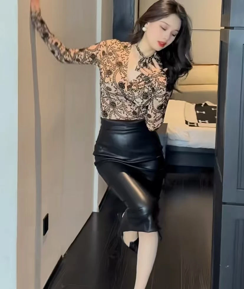 【Yijia】气质轻熟御姐风V领印花长袖衬衣女秋季显瘦包臀皮半身裙子