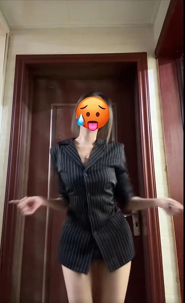 【YiJia】2024秋季新款黑色条纹V领收腰百搭纯欲超s曲线修身衬衫女