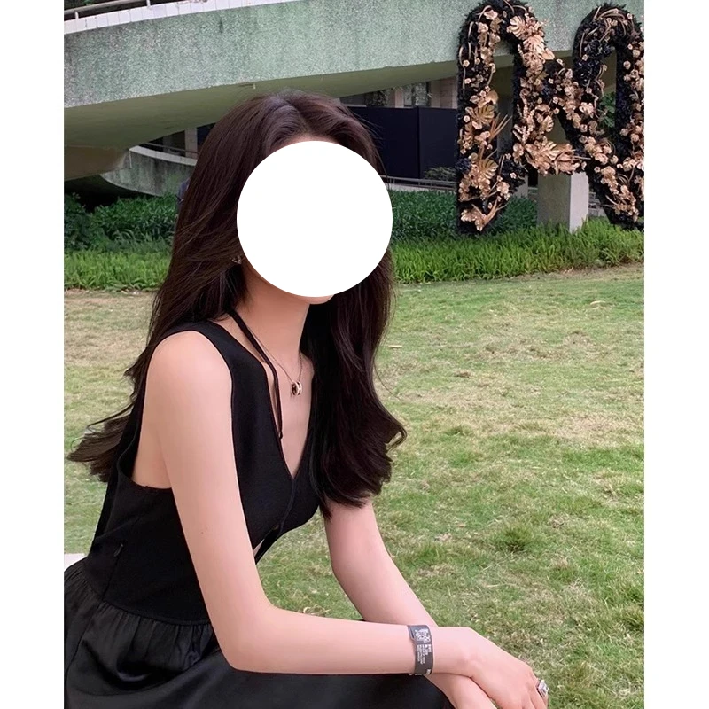 【YIjia】气质性感镂空V领连衣裙女法式小众收腰有兜a字吊带小黑裙