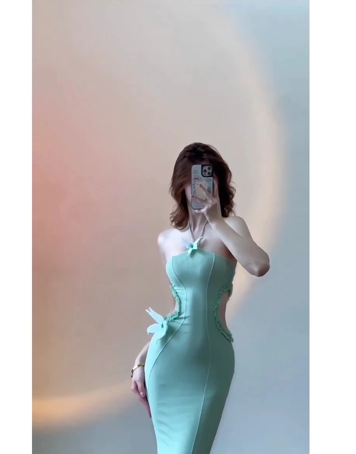 【YiJia】法式立体蝴蝶装饰挂脖连衣裙女秋礼服镂空花边收腰拖地裙