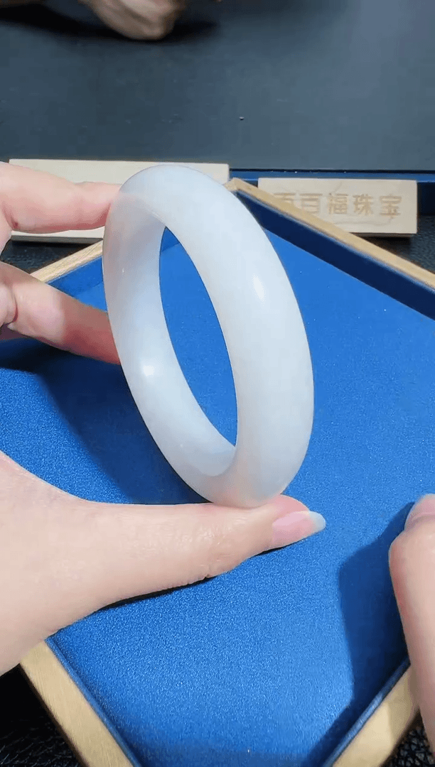 【闪购商品】透闪石质玉手镯未镶嵌发一件