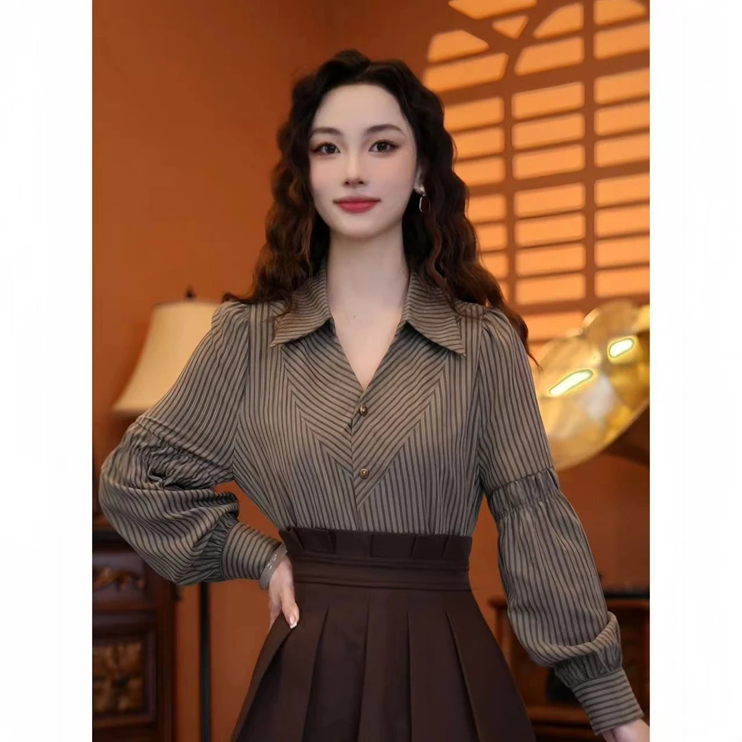 西西【动物乐园】秋款气质条纹显瘦设计减龄新款上衣00806