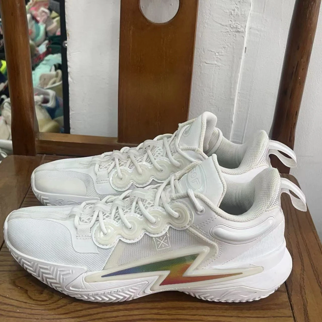 闪电之子 白色配色 42码 无原盒 整体成色还不错！鞋底磨损小