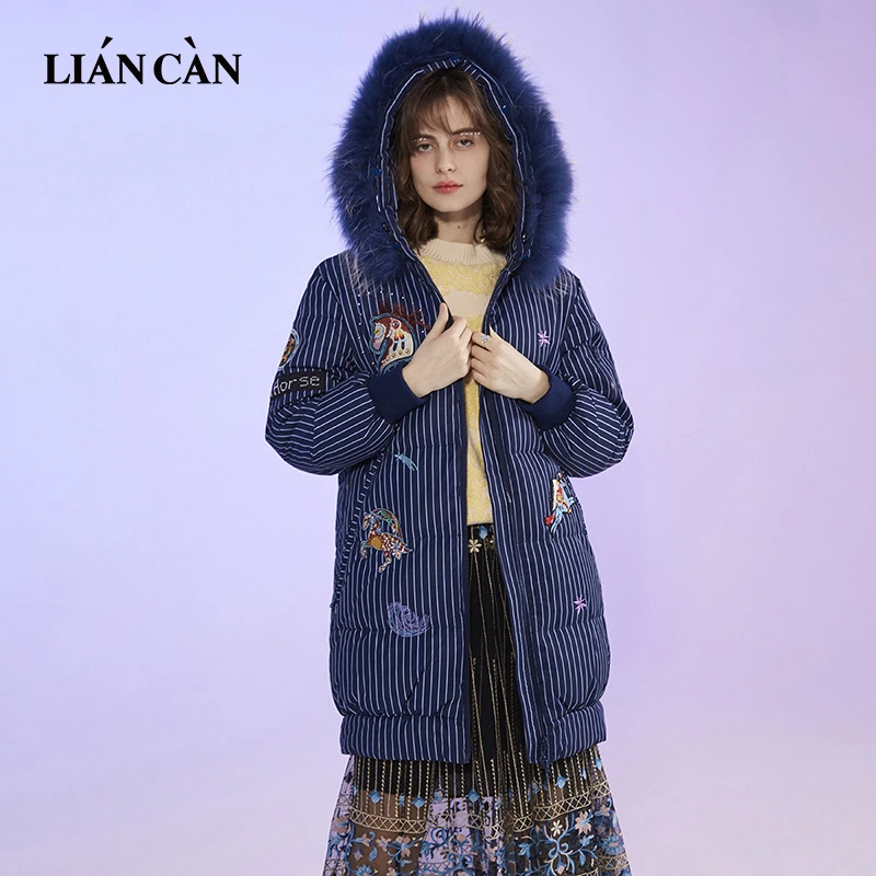 莲灿2024冬季新设计师刺绣竖条纹连帽蓝色中长款羽绒服71AW475005