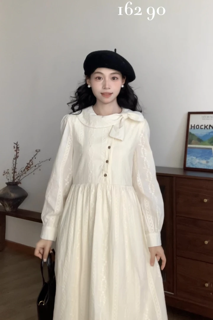 2036 “安妮”自制款～加绒蝴蝶领刺绣绣花连衣裙