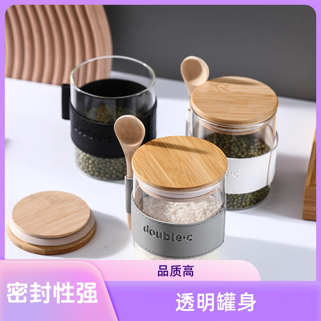一个带勺子的储物罐