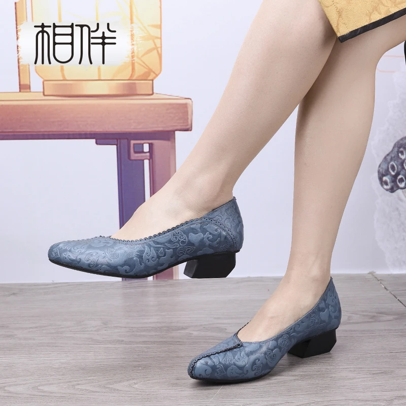 相伴【匠心至美】低跟浅口单鞋女 压花真皮春季软底软面女鞋52208