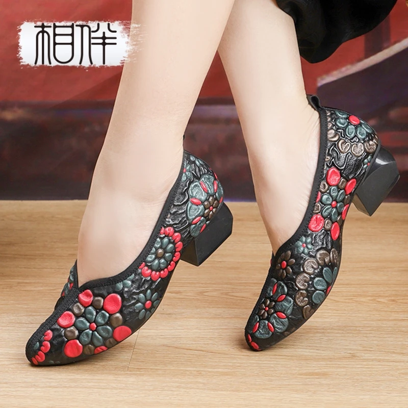 相伴春夏季中老年新中式复古雕花软底中跟浅口真皮女士单鞋52852