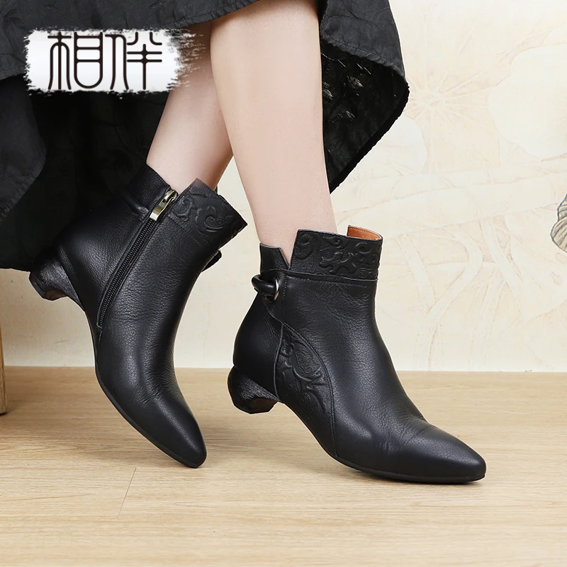 相伴【美不胜收】真皮短靴中跟压花侧拉链秋女鞋简约百搭单靴52377
