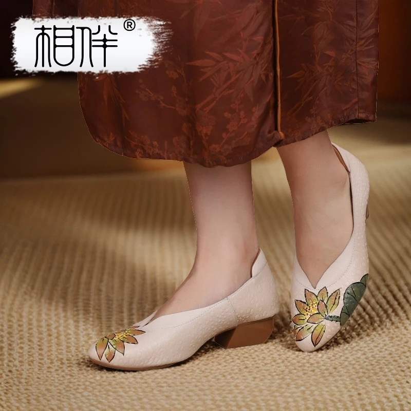 相伴真皮压花女鞋百搭轻便软底高跟鞋单鞋中年工作鞋52320