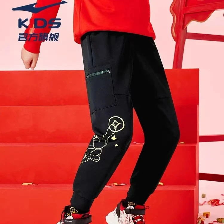 【鸿运当头】鸿星尔克拜年服男童运动长裤卫裤儿童印花 65223102049