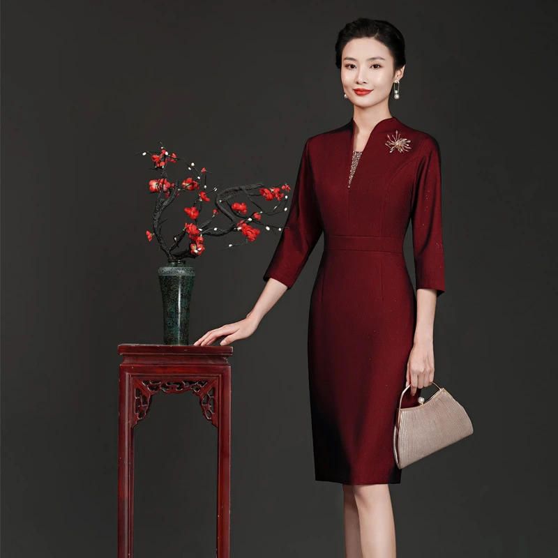 喜婆婆春装旗袍年轻妈妈婚宴礼服酒红色高贵洋气丈母娘结婚连衣裙