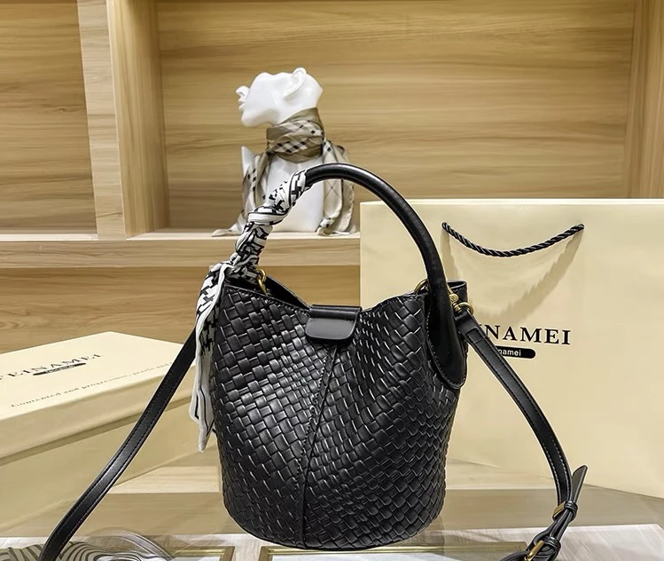 编织水桶包女包单肩斜挎包高级感大容量菜篮子手提包