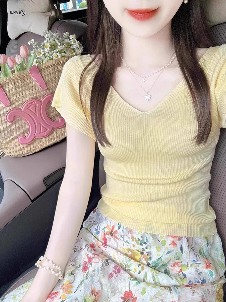 黄色v领正肩短袖冰丝针织t恤女夏季薄款独特漂亮修身洋气短款上衣