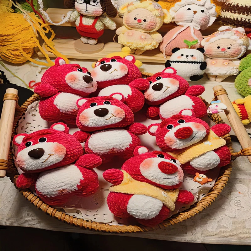 手工钩织草莓熊钥匙扣玩偶diy挂件礼物编织成品雪绒花卡通车挂