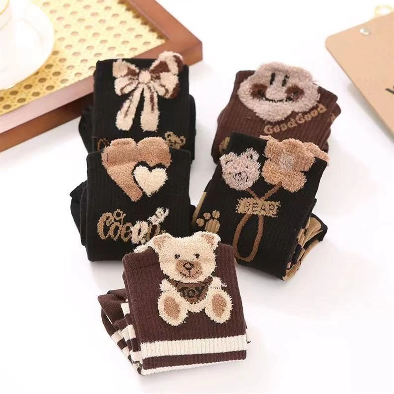 立体羽毛纱袜子女中筒袜秋冬款ins潮可爱网红百搭小熊长筒袜