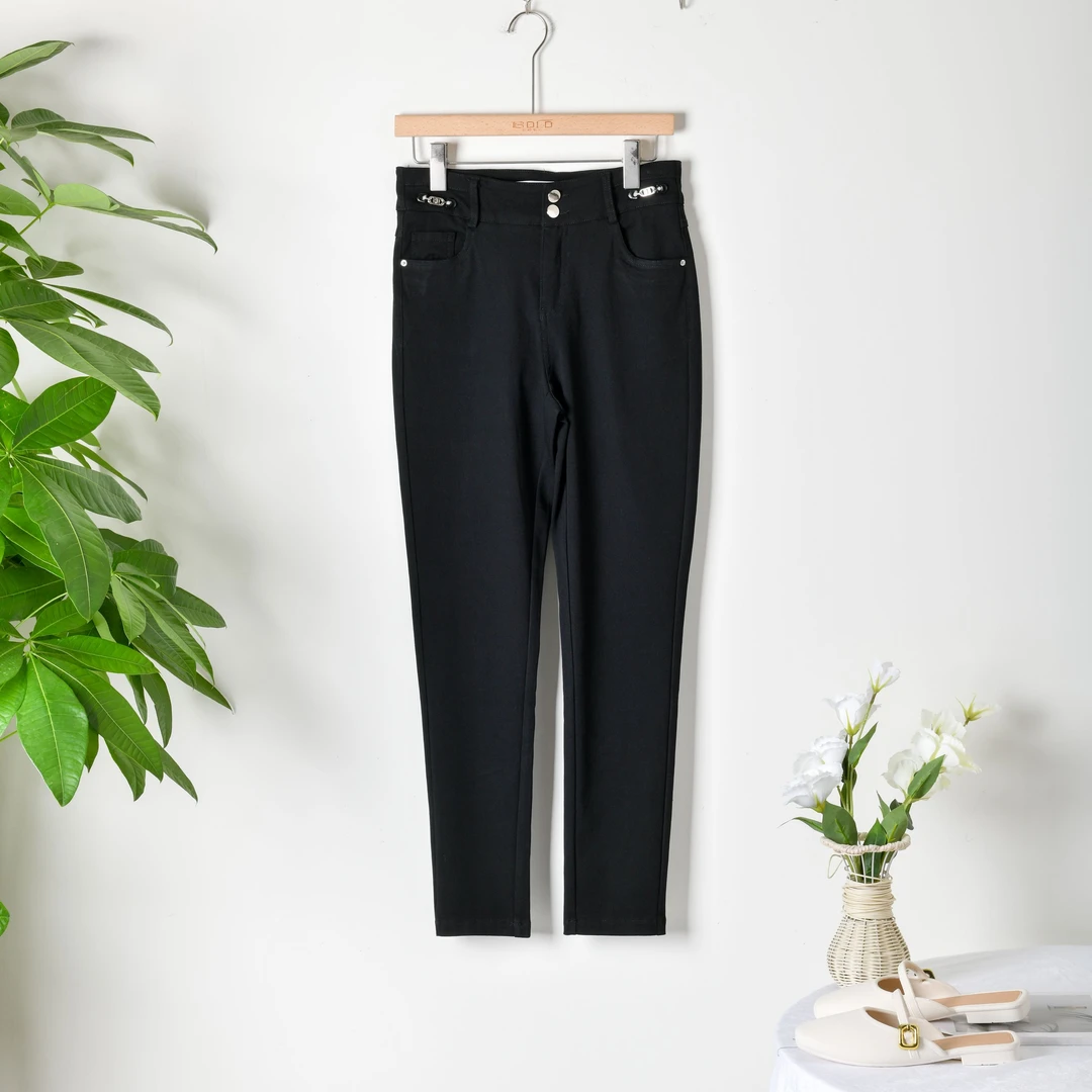 2025秋装新款时尚爱心装饰弹力显瘦牛仔裤百搭修身外穿热门有型