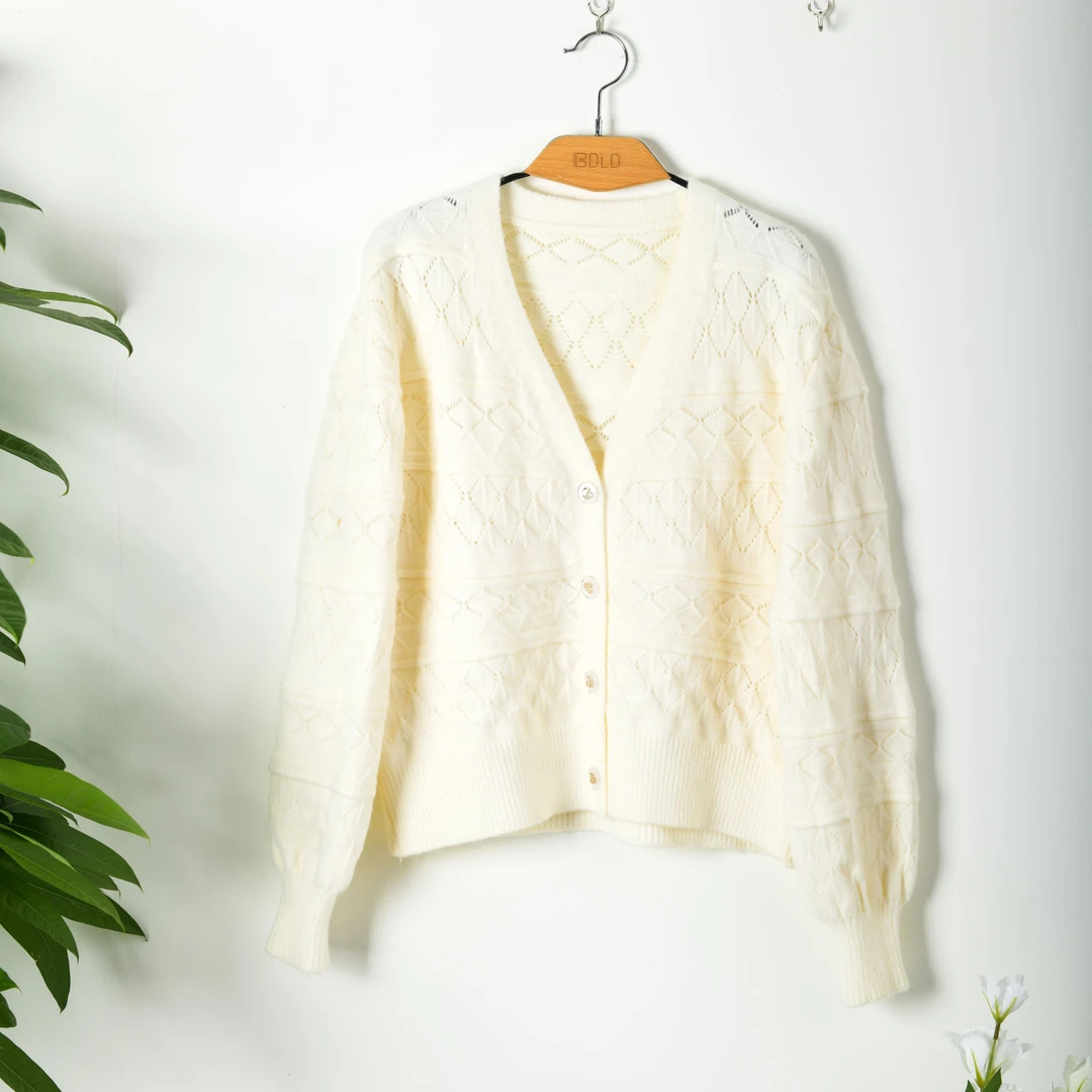 2025时尚毛织开衫春季百搭宽松镂空长袖针织衫网红温暖有型设计感