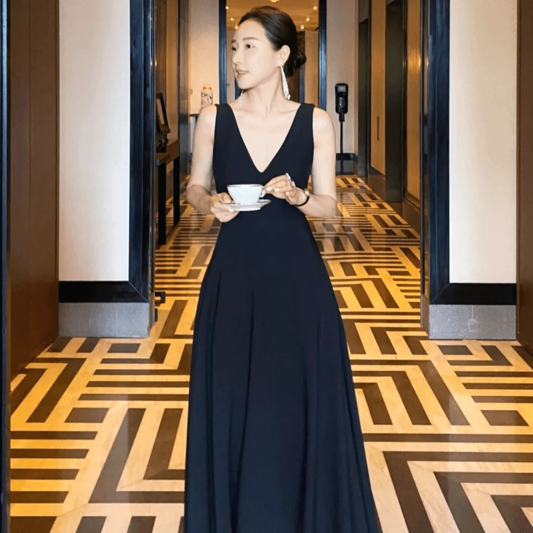 法式赫本风黑色无袖背心连衣裙女夏季2024新款休闲气质显瘦裙子