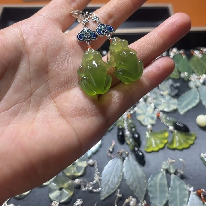 蛇纹石玉耳饰合金