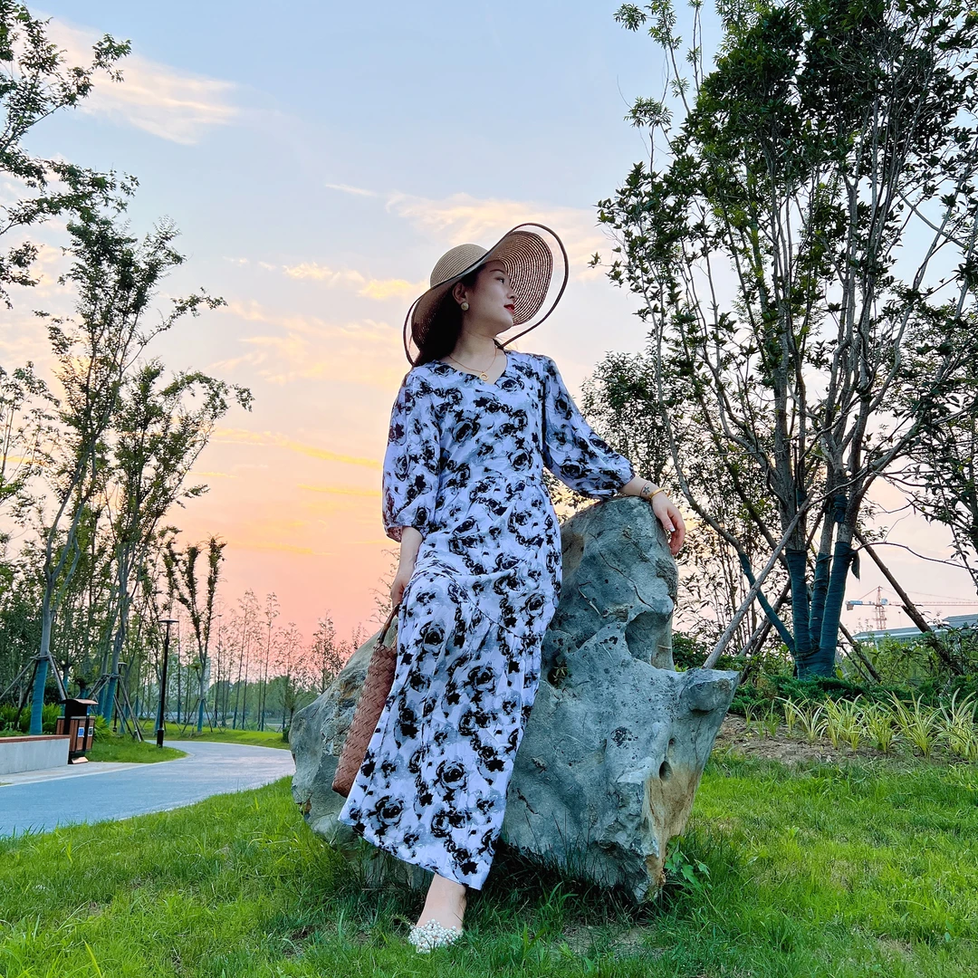 韩版夏季气质棉绸连衣裙法式高级感春夏时尚碎花显瘦v领连衣裙