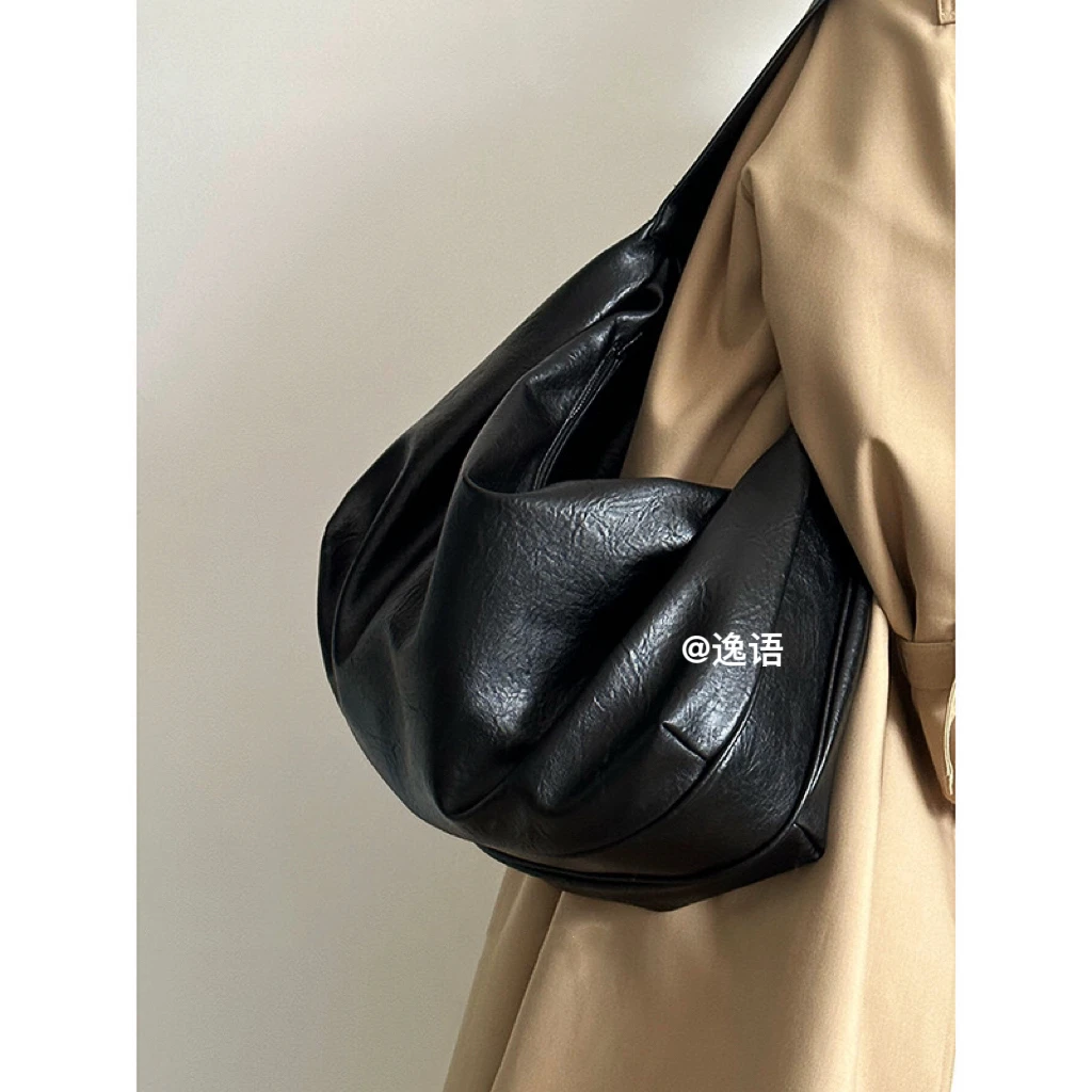2024新品软皮大容量黑色饺子包包女复古休闲单肩斜挎托特包8577