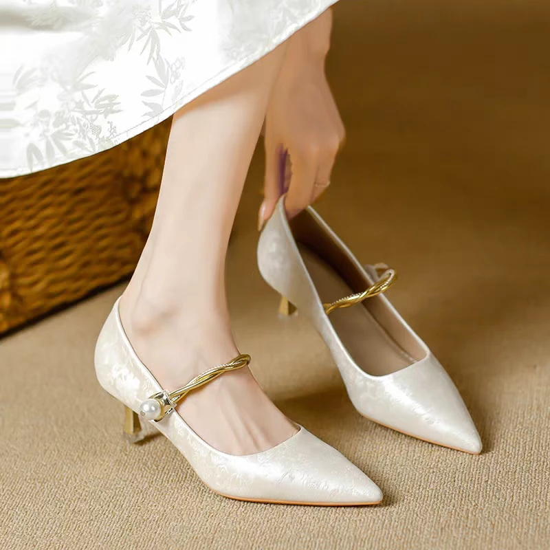 2025秋新款中式配旗袍尖头高跟鞋婚鞋不累脚玛丽珍细跟新娘女单鞋