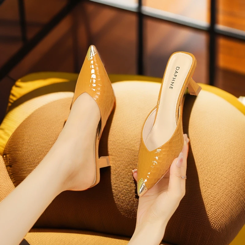 Daphne/达芙妮春夏新款通勤包头凉拖细跟尖头半拖女士气质高跟鞋