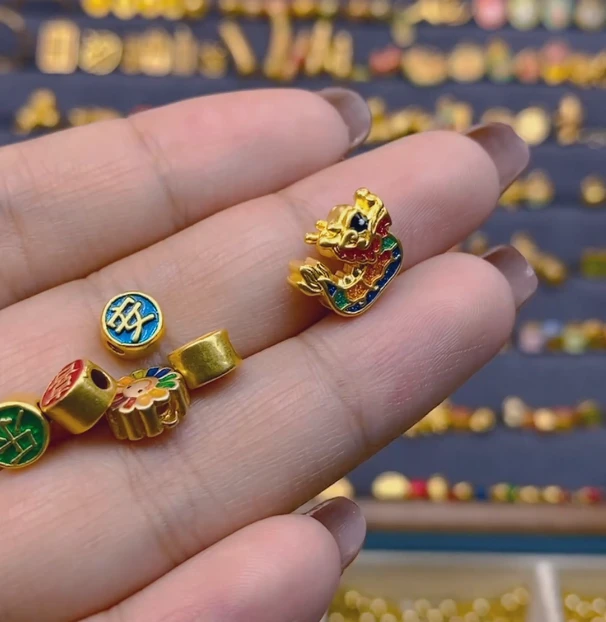 足金太阳花穿孔的和平安喜乐和龙舟 /多样性发