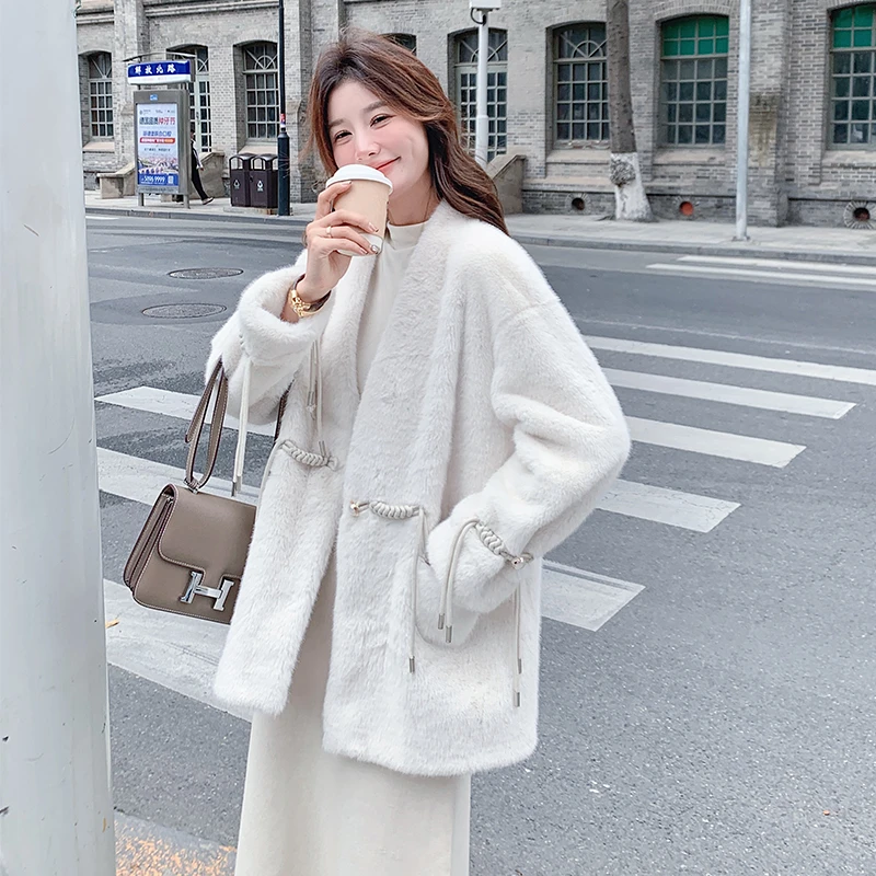 新中式皮毛一体羊羔毛外套女2024秋冬新款白色水貂毛皮草加厚大衣