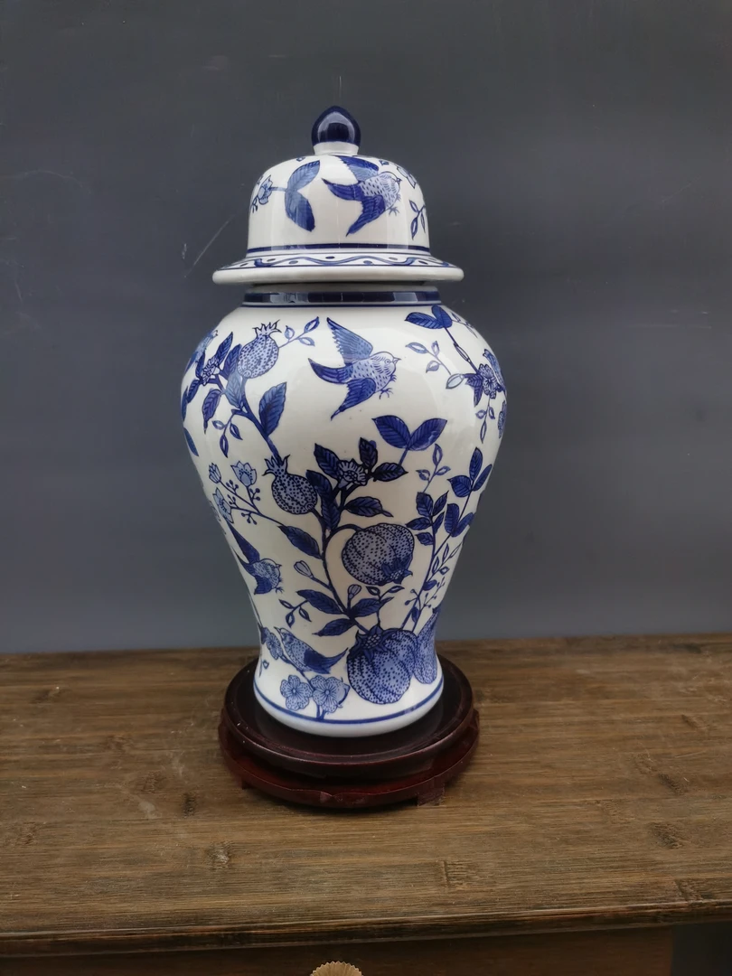 青花瓷石榴画鸟将军罐储蓄罐摆件