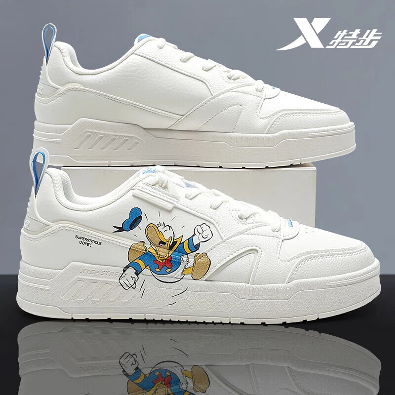 特步男鞋唐老鸭跨界板鞋男2024新款皮面防水运动鞋耐磨防滑板鞋男