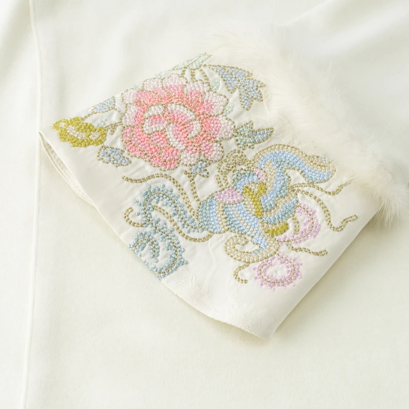 PM王囡囡 花纹绣花水貂毛条拼接袖圆领长袖 NC1D1118