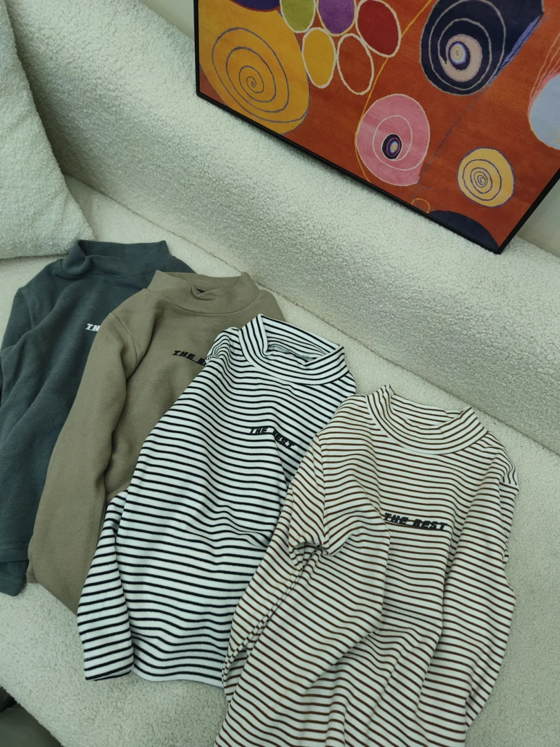 思思家儿童小字母印花棉质打底衫