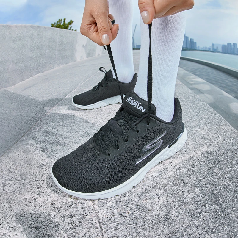 斯凯奇【赵露思推荐】女款四季网面减震舒适跑步鞋透气飞织运动鞋