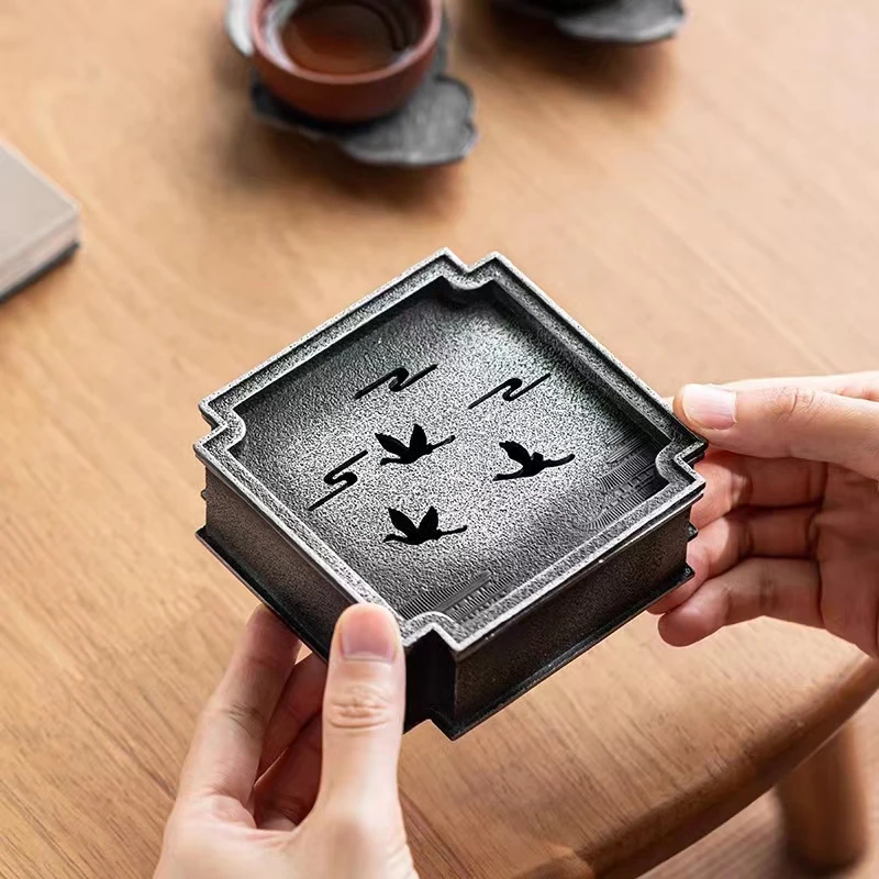瑞鹤呈祥锡四方壶承 长：10cm 宽：10cm 高：3.9cm