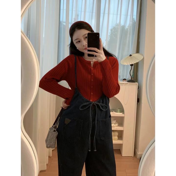 孕妇裤子秋冬外穿2024新款复古阔腿牛仔背带裤红色毛衣两件套秋季