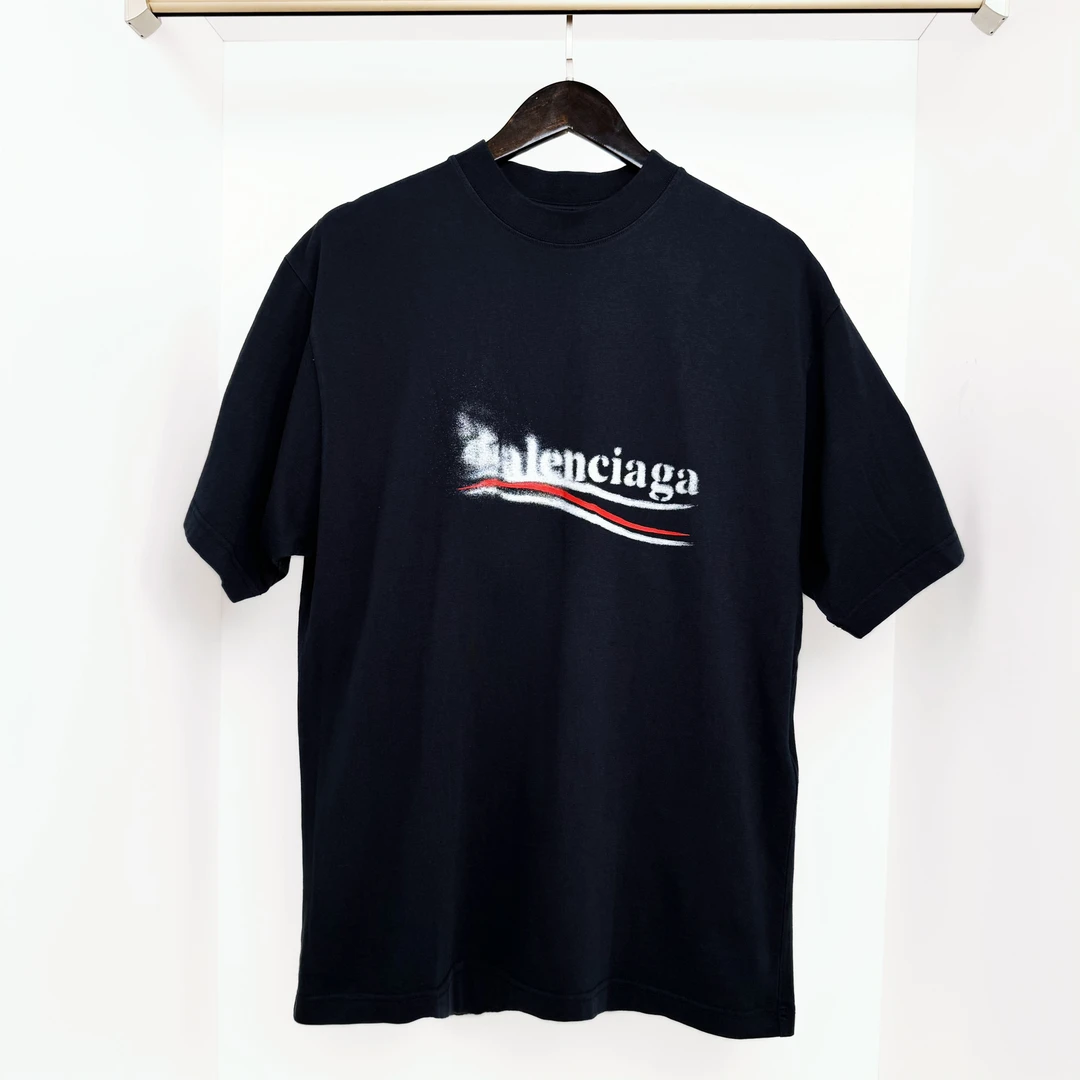 全新未使用 Balenciaga巴黎世家 24新款模糊可乐标语黑色圆领短袖