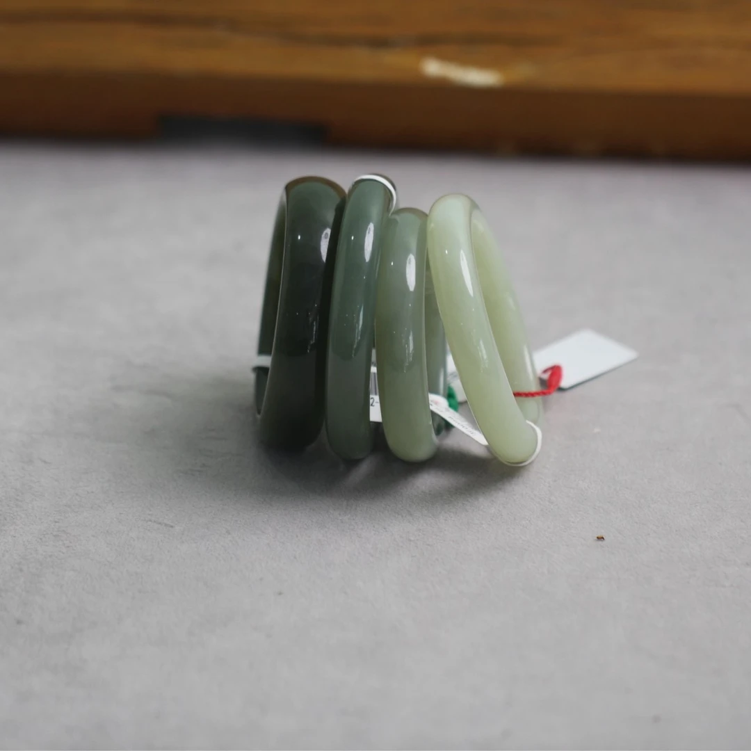 春喜【正装平安镯】——天然和田玉手镯晴水湖水绿多样性发其一