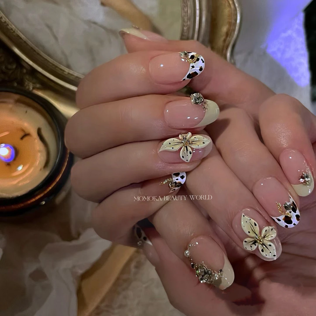 美甲厂实拍穿戴猫眼蝴蝶美甲手工法式甲片爆闪裸色贴