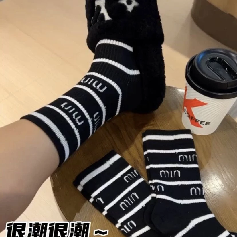 袜子女中筒秋季高颜值森系ins潮百搭原宿风经典黑白显瘦配鲨鱼裤
