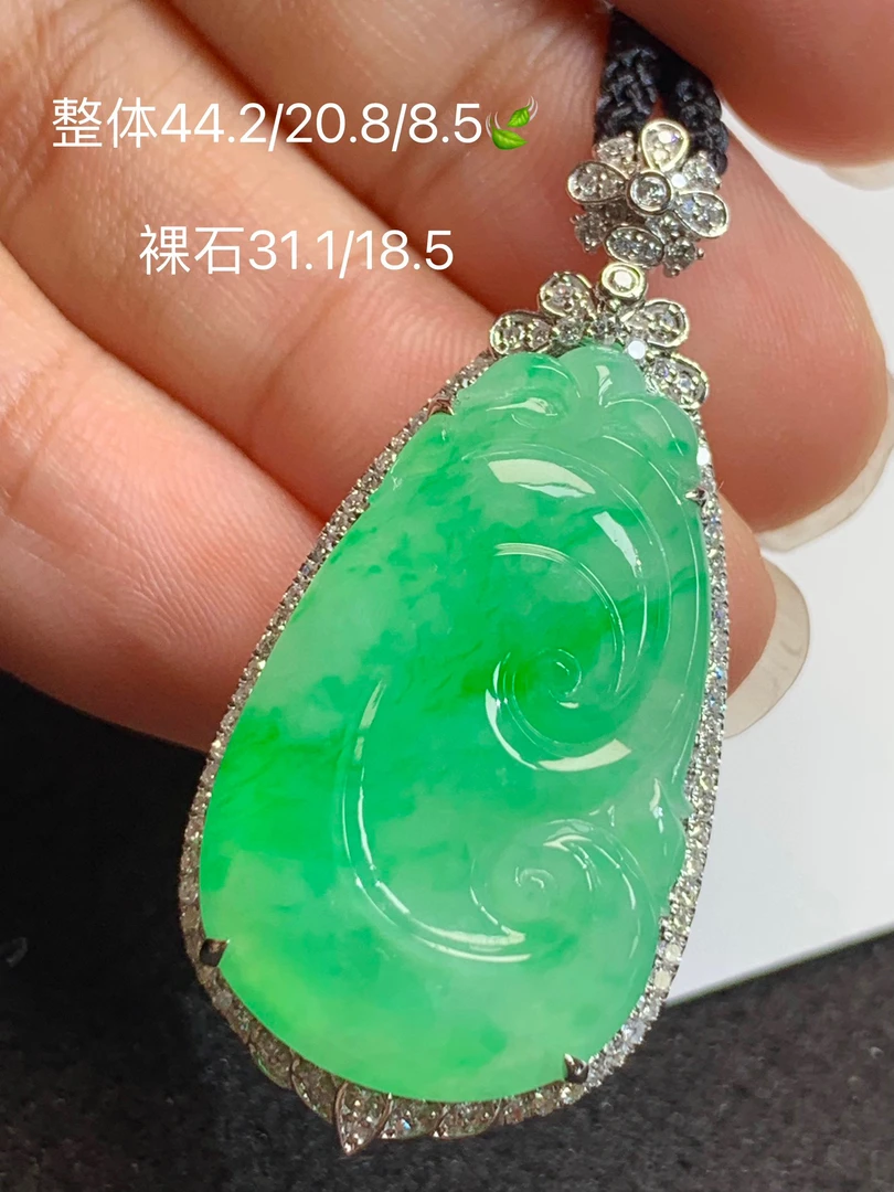 艳阳绿大如意吊坠（缅甸翡翠）