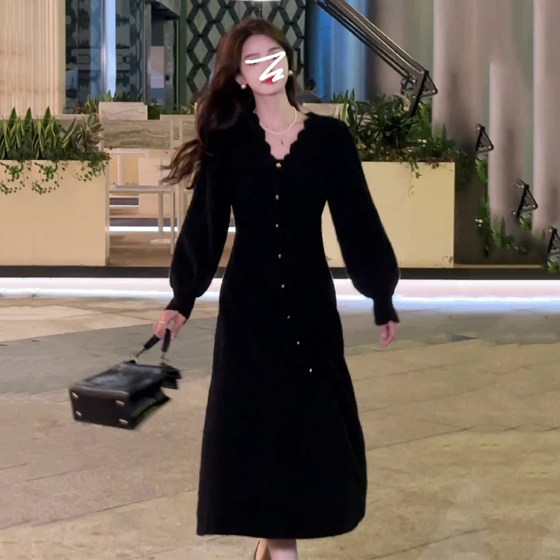 法式赫本风V领黑色连衣裙女春季新款大衣内搭打底长裙掐腰小黑裙