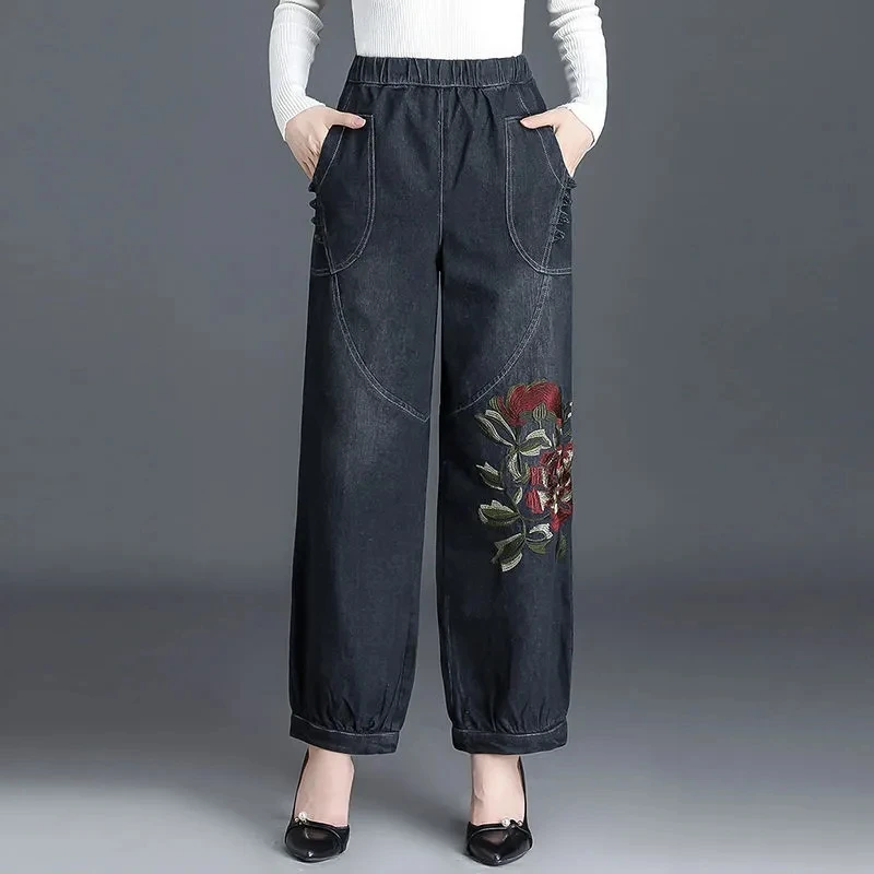 秋冬加绒牛仔裤女宽松大码刺绣显瘦灯笼裤松紧腰高腰女士大脚裤