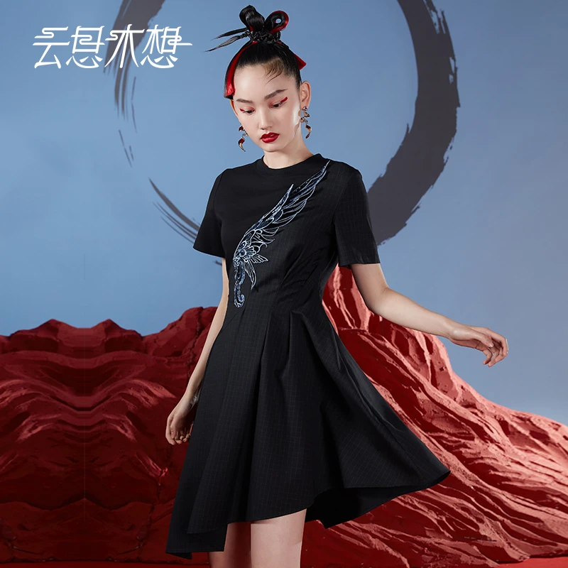 云思木想2023夏季新款绣花拼接不规则裙摆时尚连衣裙10396