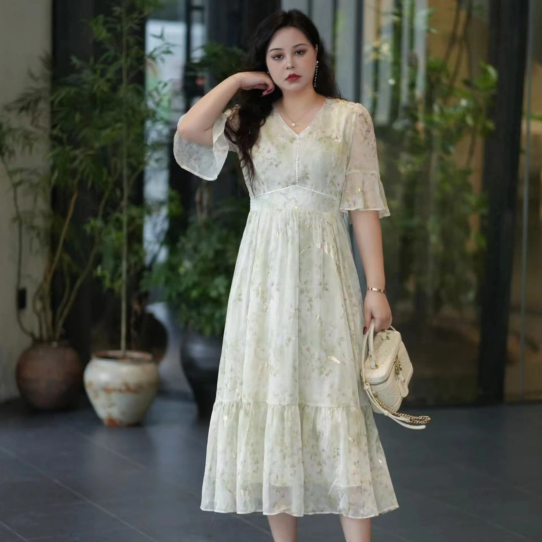 【素颜幽兰】大码女装连衣裙夏季新款2025显瘦遮肚法式V领碎花裙子
