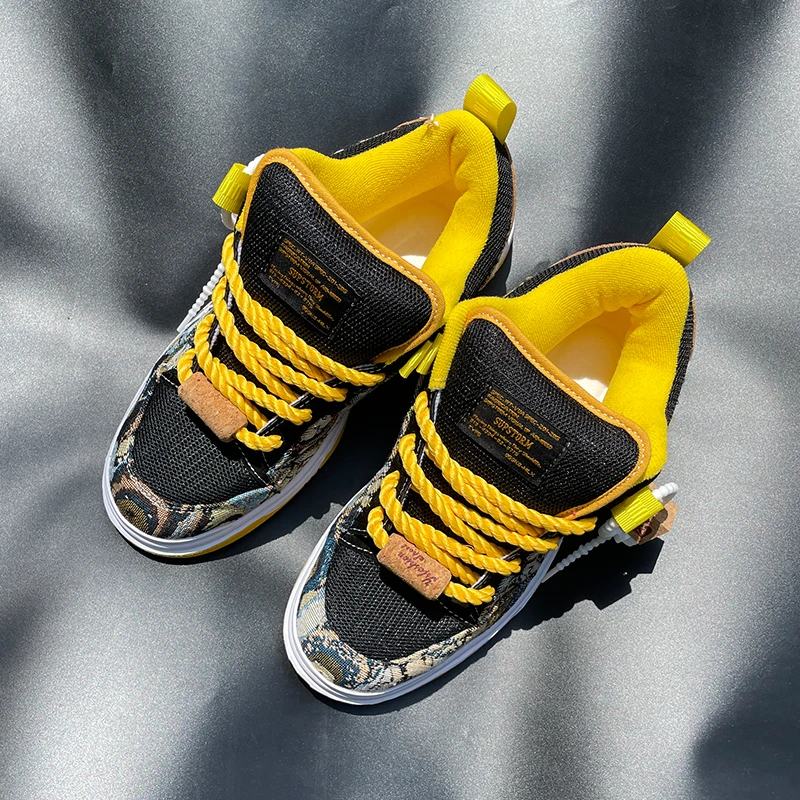 2025秋季新款男士运动鞋潮流刺绣小熊防滑板鞋黄黑拼色篮球鞋学生