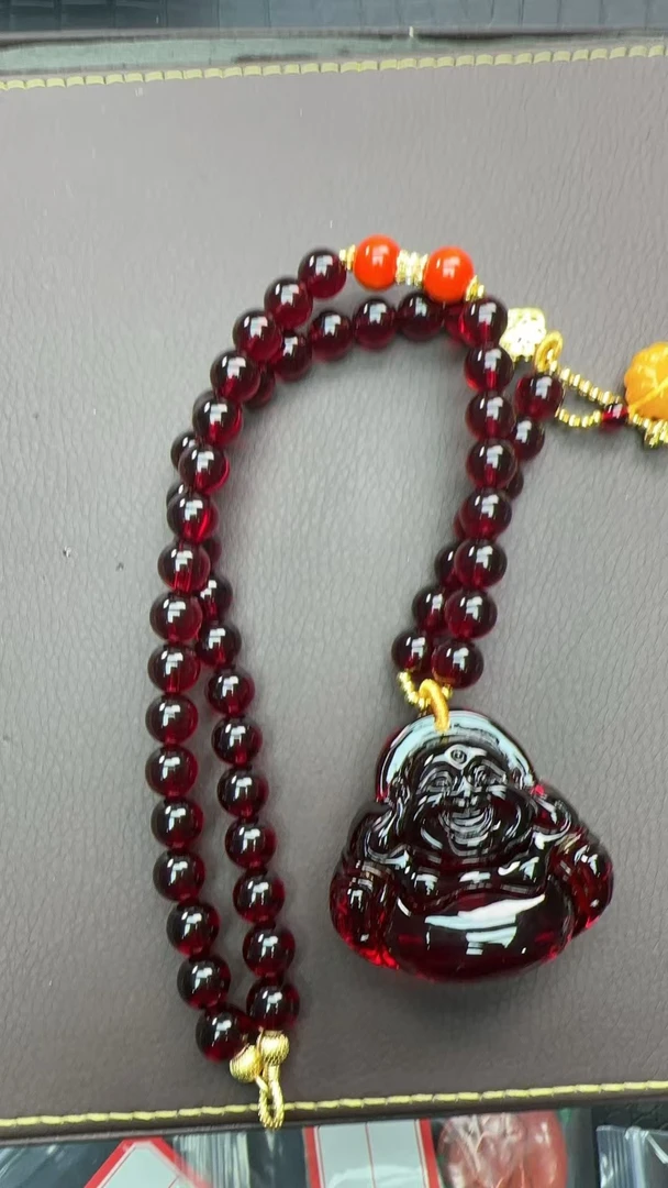 b45鸽血红雕刻佛公吊坠