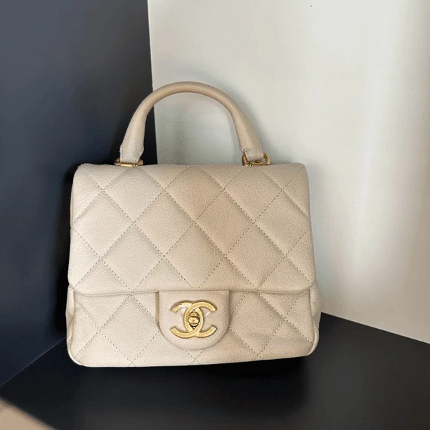 99新 Chanel/香奈儿 23p裸色金扣牛皮手柄邮差包斜挎包单肩包女款