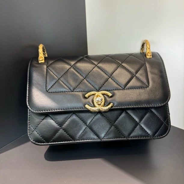 95新 Chanel/香奈儿 黑金光面牛皮邮差包复古金扣做旧链条包经典